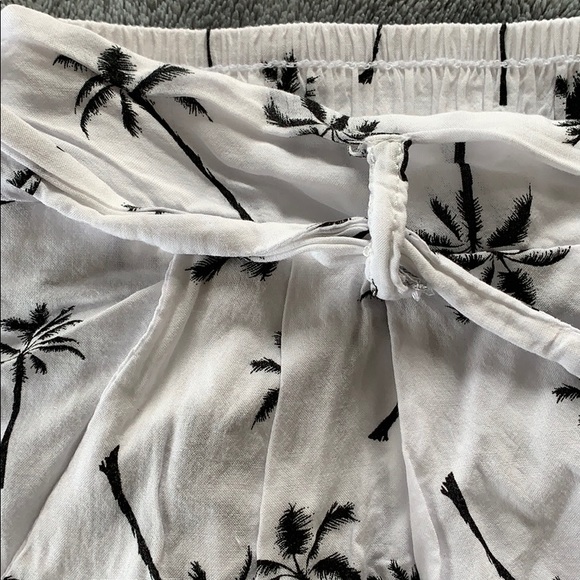 francesca’s white palm tree shorts - Picture 3 of 5